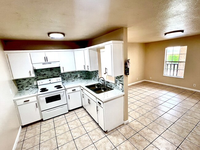 Building Photo - 4000 Paredes Line Rd