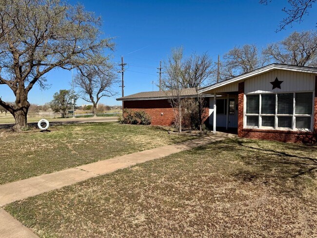 Building Photo - Cute Home On Corner Lot Near Covenant Hosp...