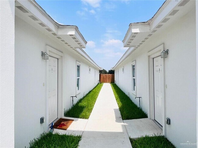 Foto del edificio - 3404 S Colt Ln