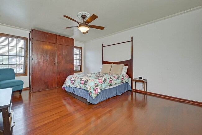 Foto del edificio - 2412 Oakdale St