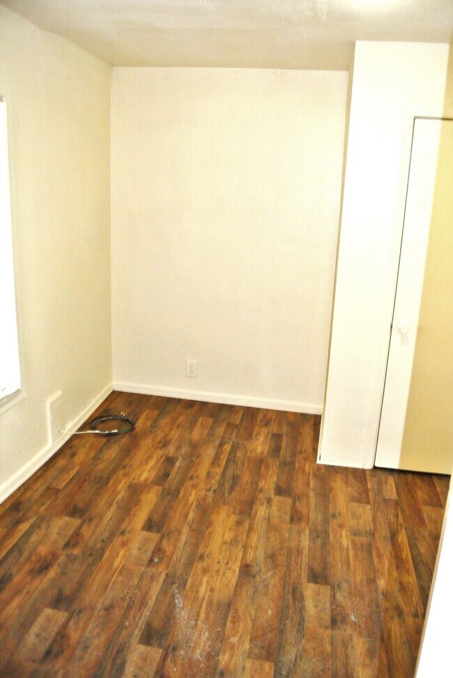 Bedroom 2 - 124 S Lone Oak St