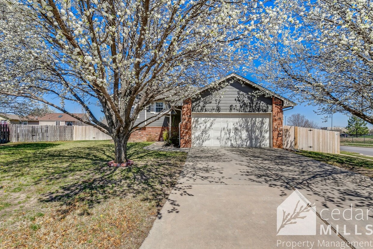 Primary Photo - Wonderful Split Level Home in North Wichita