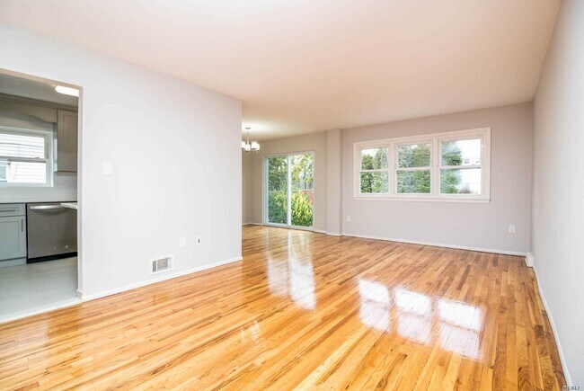 Foto del edificio - 221-69 Horace Harding Expy