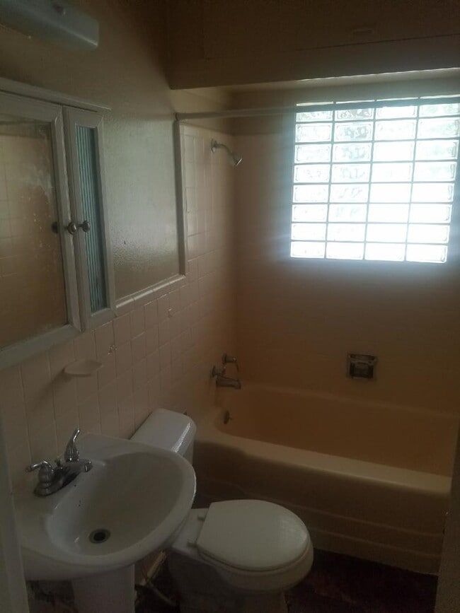 Photo - Single-family home Located in East Handley...