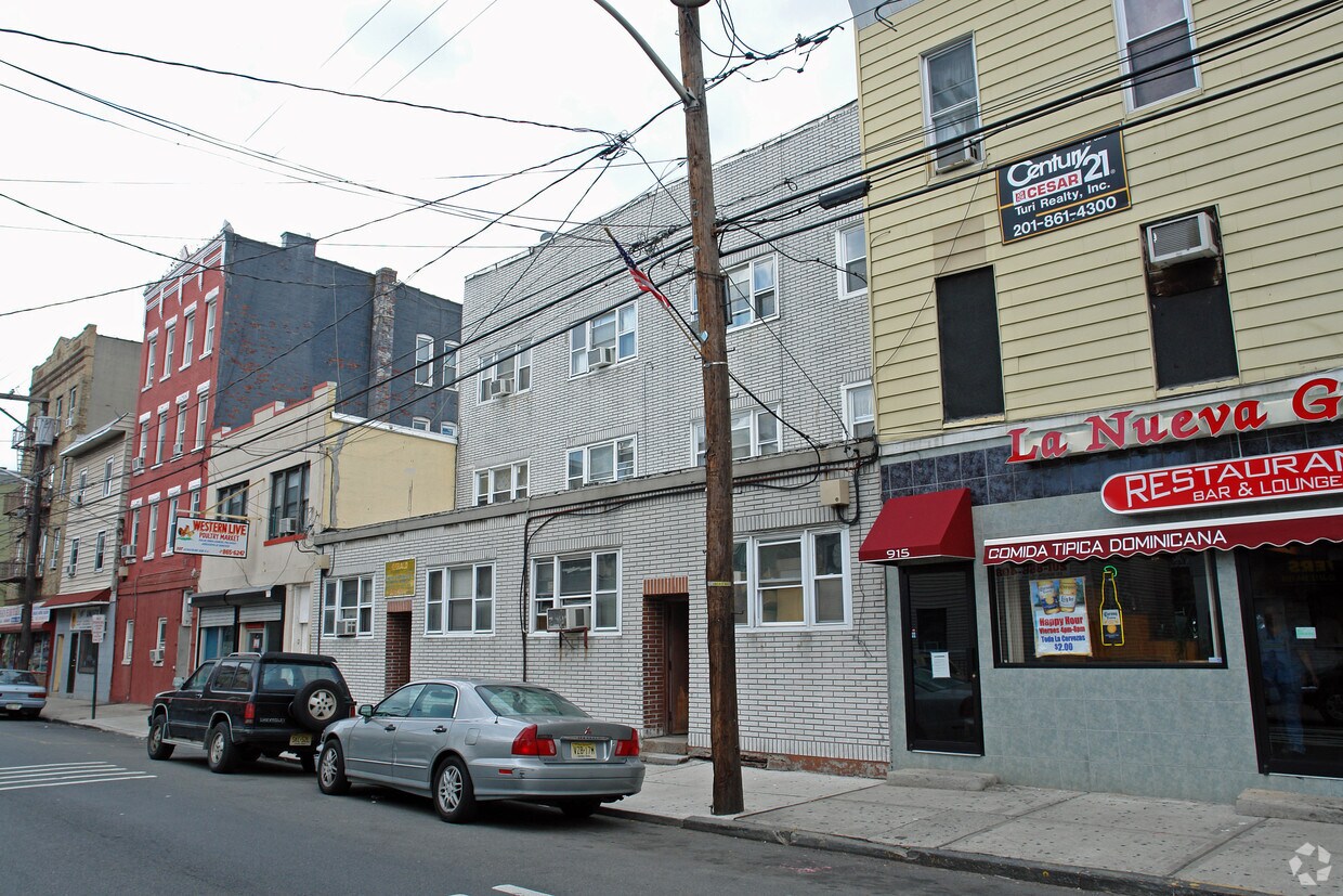 Foto principal - 911 Bergenline Ave