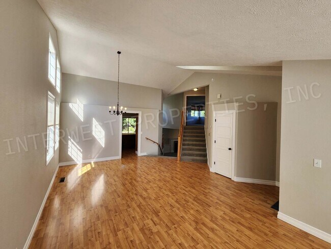 Building Photo - 4+ Bedroom Tigard Home With a Beautiful Vi...