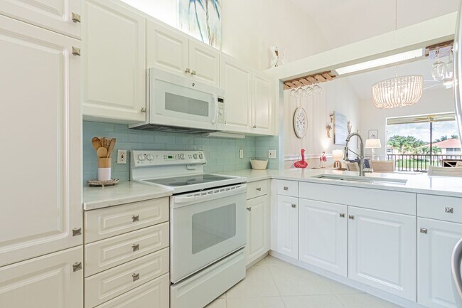 Foto del edificio - Spacious Lakeview Coach Home in Sherwood –...