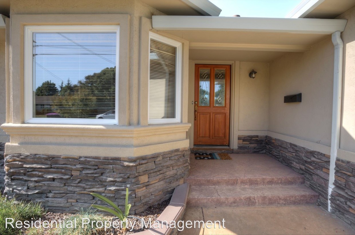 Primary Photo - 4 br, 2.5 bath House - 4385 norris