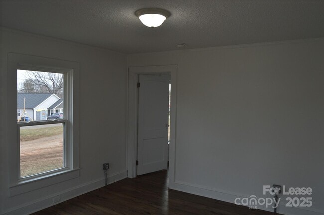 Building Photo - 707 S Elm St