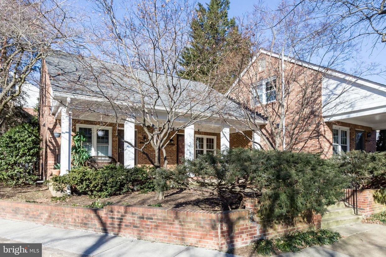 2504 S Walter Reed Dr, Arlington, VA 22206 Townhouse for Rent in