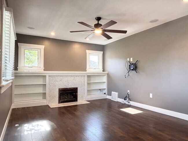 Building Photo - Stunning Remodel Near 9th & 9th!