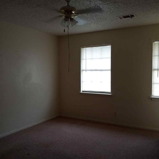 Building Photo - 60 W Elmwood Dr