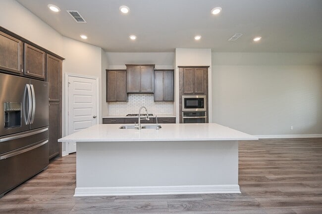 Foto del edificio - 24550 Carleton Lake Ln