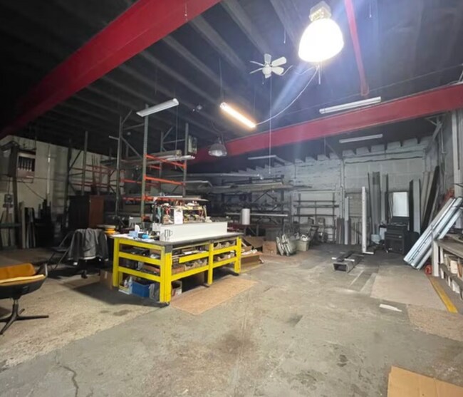 Foto del edificio - 4719 Clinton Ave