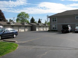 Garaje y estacionamiento en una superficie incluidos - 438 N Mill St
