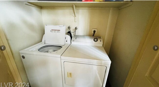 Foto del edificio - 5098 River Glen #203 Fully Furnished
