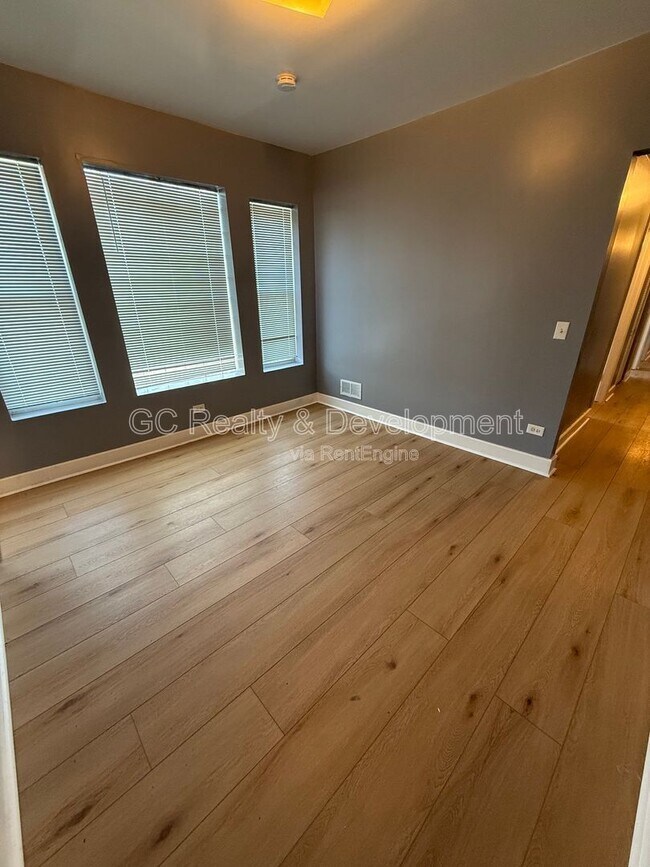 Foto del edificio - 3302 W Fulton Blvd