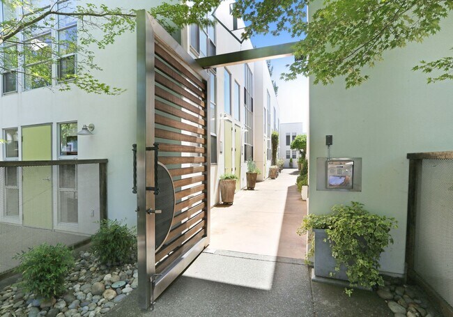 Building Photo - Updated 1bd/2ba Loft Close to Downtown Son...