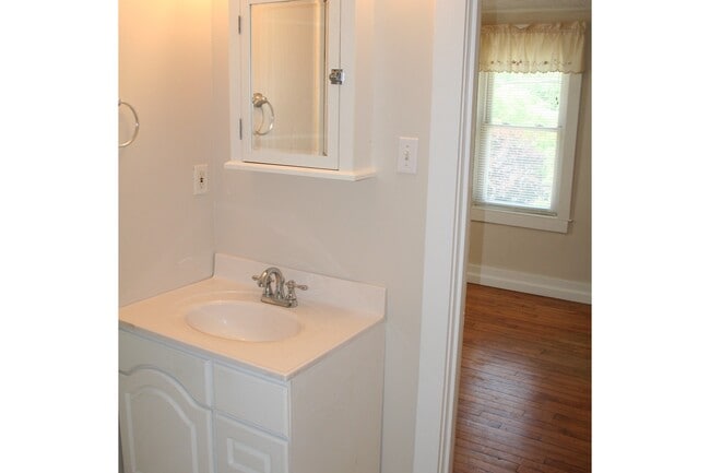 Building Photo - 152 Edgewood Rd