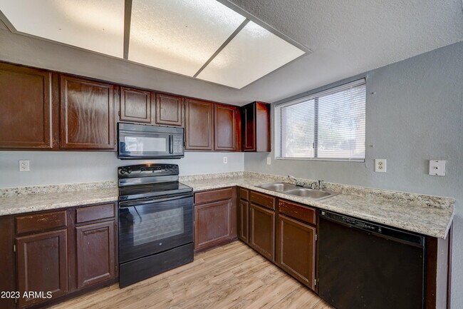 Building Photo - 4410 E Pueblo Ave