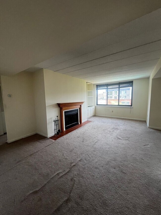 Foto del edificio - Renovated Allston 2 bed/2 bath Condo on Brainerd Rd.  Central A/C, Garage Parking Inc, Pool, Elev...