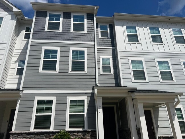 Building Photo - 714 Cormiche Ln
