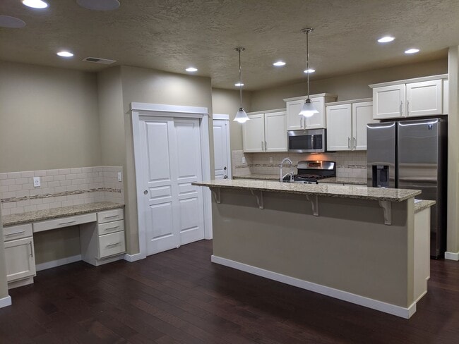Foto del edificio - Beautiful 3 Bedroom, 2.5-Bath Home With Op...