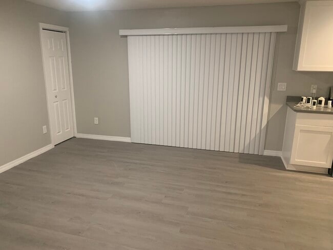 Building Photo - 200 E Oak St