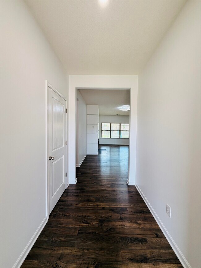 Building Photo - 280 Lilly Dr