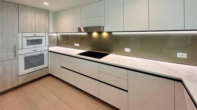 Building Photo - 9201 E Bay Harbor Dr