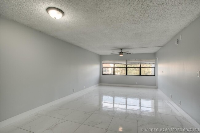 Building Photo - 303 Racquet Club Rd
