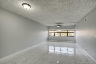 Building Photo - 303 Racquet Club Rd