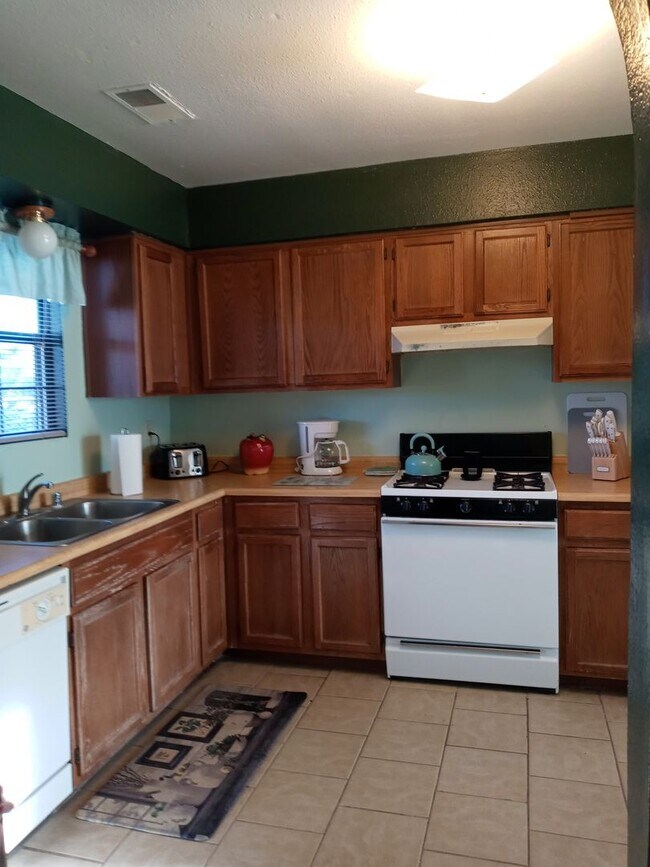 Foto del edificio - FULLY FURNISHED