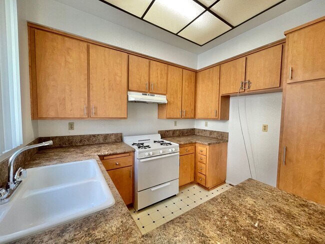 Building Photo - 2 Bed 2 Bath Corner Townhome
