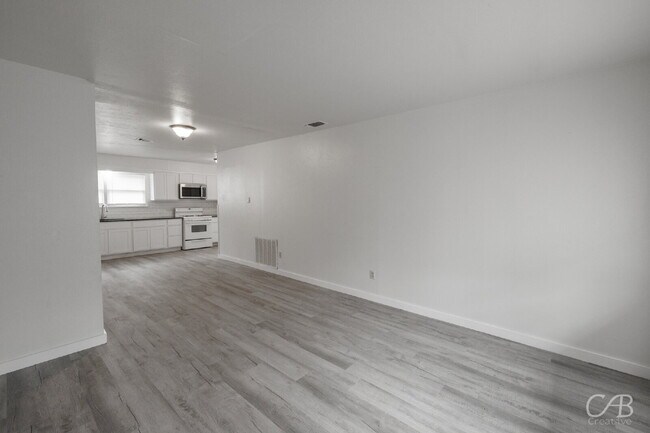 Foto del edificio - For Lease