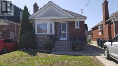 Building Photo - 328 Linsmore Cres