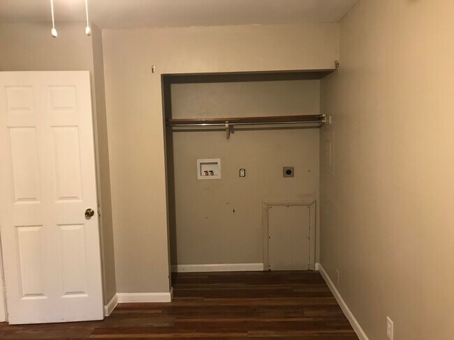 Building Photo - 1539 Jermain Dr