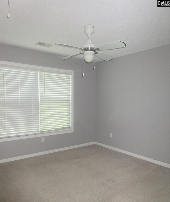 Building Photo - 242 Castlebury Dr