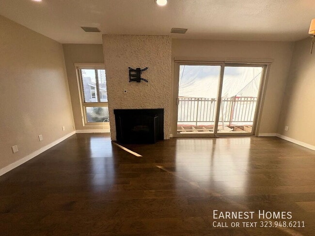 Foto del edificio - 141 S Clark Dr