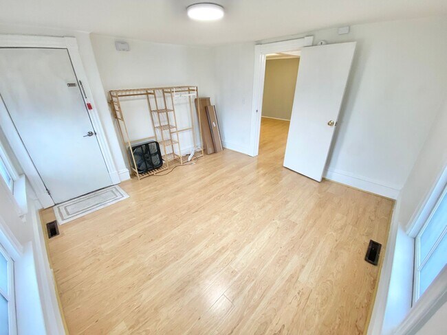 Building Photo - 93 Walnut St