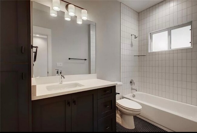 Foto del edificio - 902 Taulbee Ln
