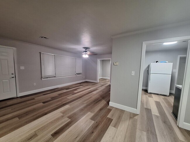 Foto del edificio - 324 W Cantwell Ave