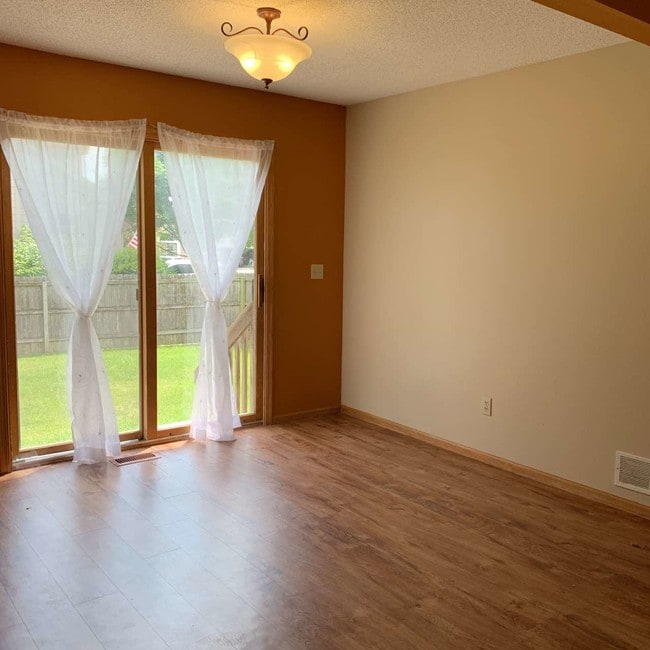 Building Photo - 2482 Scenic Valley Dr