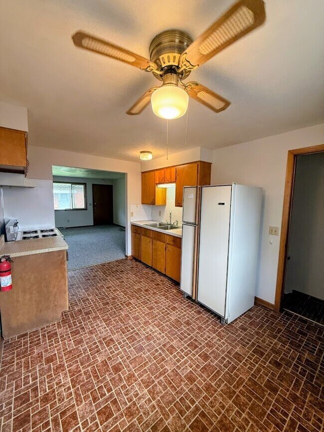 Foto del edificio - Two-bedroom one bathroom 1st level apartment for rent