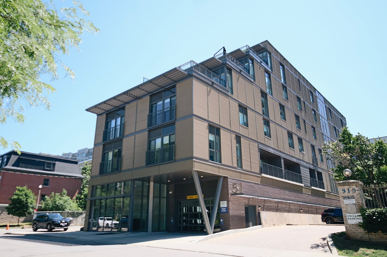Primary Photo - Beautiful OTIS Condo, Steps to Vic Park!