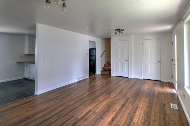 Building Photo - 967 W 2000 N