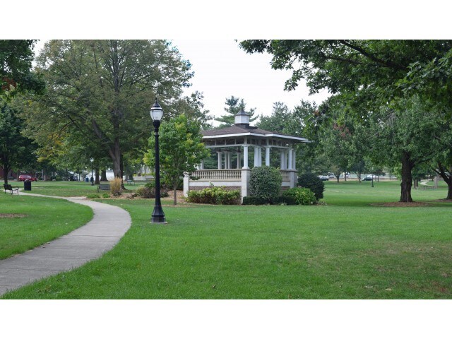 Just one block from West Side Park - Clark Street House