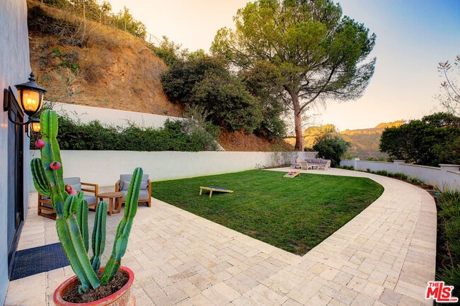 Building Photo - 2570 Nichols Canyon Rd