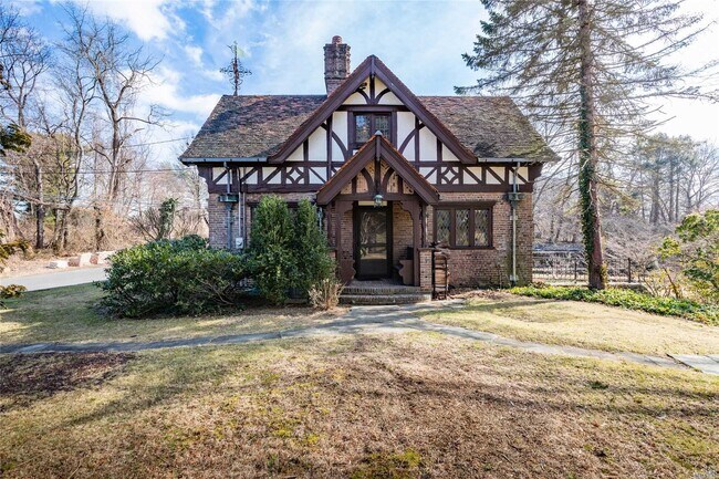 Building Photo - 3 Tudor Ln