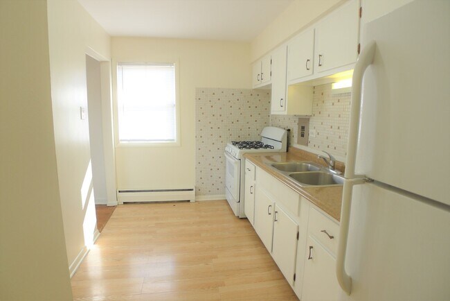 Building Photo - 142 Asbury Ave